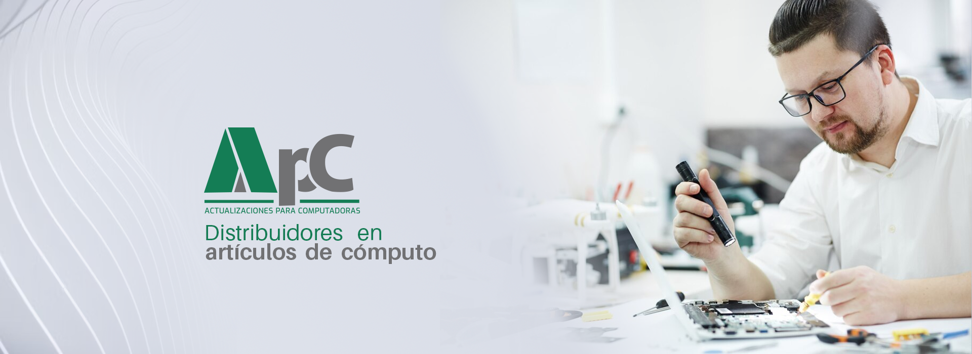 banner principal donde se enseña una persona poniendo articulos de computo