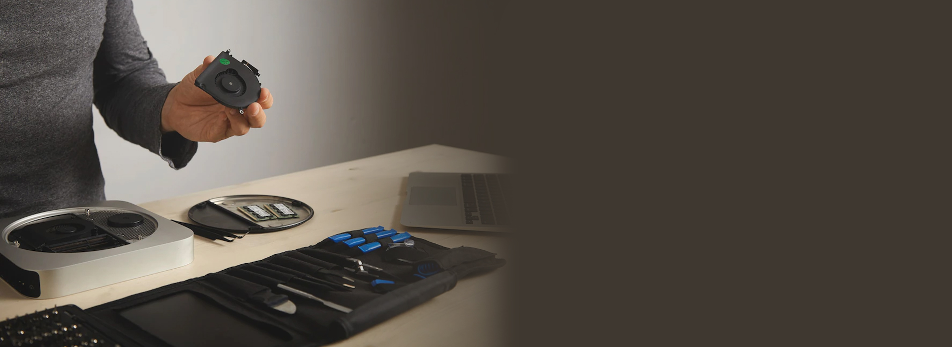 banner principal en donde se muestra una persona sosteniendo un disco duro